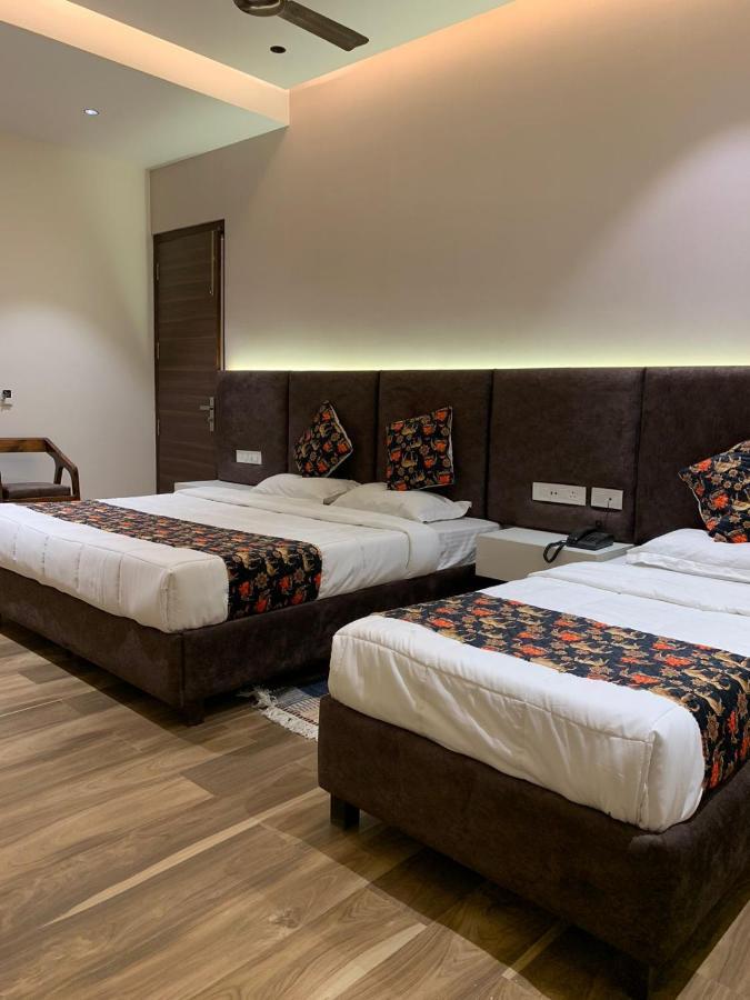 Hotel Alpine Plaza Shāhpur Exterior photo